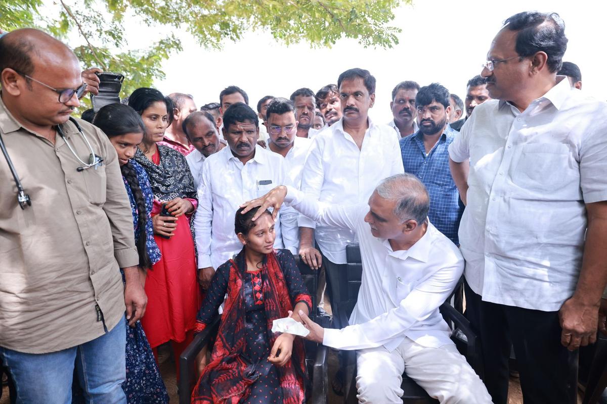 बीआरएस नेता टी। हरीश राव ने रविवार को नागरकरनूल जिले के उयलावाड़ा में आवासीय स्कूल के एक छात्र के साथ बातचीत की। बीआरएस नेता टी। हरीश राव ने रविवार को नागरकरनूल जिले के उयलावाड़ा में आवासीय स्कूल के एक छात्र के साथ बातचीत की।